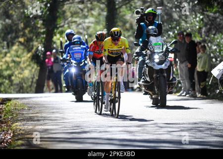 La Asturiana, Euskadi, Spagna. 6th Apr, 2023. La Asturiana, Spagna, 06th aprile 2023: Il pilota Jumbo-Visma, Jonas Vingegaard insieme a Mikel Landa (Bahrain - Victorius) durante la 4th tappa del Paese Basco Itzulia 2023 tra Santurtzi e Santurtzi il 06 aprile 2023, a la Asturiana, Spagna. (Credit Image: © Alberto Brevers/Pacific Press via ZUMA Press Wire) SOLO PER USO EDITORIALE! Non per USO commerciale! Foto Stock