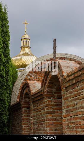 costruzione di un campanile e di una chiesa. Muro di mattoni. Ponteggi in legno Foto Stock