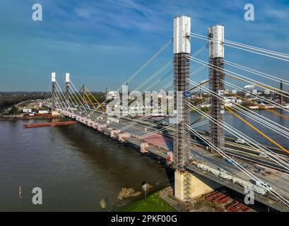 Duisburg, Renania settentrionale-Vestfalia, Germania - Neuenkamp Rhine Bridge cantiere, autostrada A40 nuovo ponte costruzione, il nuovo ponte di fronte un Foto Stock