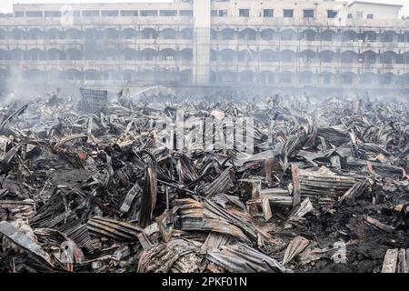 Dhaka, Bangladesh. 5th Apr, 2023. Il fuoco di Bangabazar non si è spento neanche in due giorni. Tutti i soldi e i vestiti sono stati bruciati alle ceneri. Da un lato la gente di servizio di fuoco sta mettendo fuori il fuoco, dall'altro lato i commercianti stanno cercando le ultime parti da tutti i negozi bruciati.il 4 aprile 2023, un fuoco massiccio ha scoppiato al mercato di Bangabazar, un mercato popolare dell'abbigliamento a Dhaka, Bangladesh. (Credit Image: © Jubair Ahmed Arnob/Pacific Press via ZUMA Press Wire) SOLO PER USO EDITORIALE! Non per USO commerciale! Foto Stock