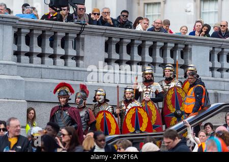 Londra, Regno Unito. 7 aprile 2023. I soldati romani del Wintershall suonano durante la “Passione di Gesù”, che commemora il giorno in cui Gesù Cristo fu arrestato, processato e crocifisso dai Romani prima di risorgere dai morti la domenica di Pasqua. Un cast di oltre 100 attori e volontari, oltre a cavalli, asini e colombe, danno vita alla storia in Trafalgar Square. Credit: Stephen Chung / Alamy Live News Foto Stock