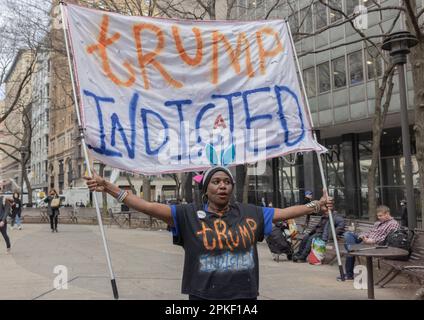 NEW YORK, N.Y. – 4 aprile 2023: Un dimostratore viene visto a Lower Manhattan prima di un’audizione di arrogamento per l’ex presidente Donald Trump. Foto Stock