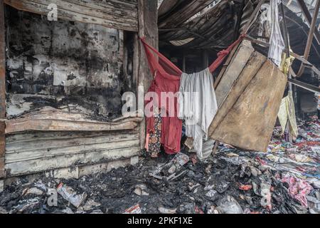 Dhaka, Bangladesh. 5th Apr, 2023. Il fuoco di Bangabazar non si è spento neanche in due giorni. Tutti i soldi e i vestiti sono stati bruciati alle ceneri. Da un lato la gente di servizio di fuoco sta mettendo fuori il fuoco, dall'altro lato i commercianti stanno cercando le ultime parti da tutti i negozi bruciati.il 4 aprile 2023, un fuoco massiccio ha scoppiato al mercato di Bangabazar, un mercato popolare dell'abbigliamento a Dhaka, Bangladesh. (Credit Image: © Jubair Ahmed Arnob/Pacific Press via ZUMA Press Wire) SOLO PER USO EDITORIALE! Non per USO commerciale! Foto Stock