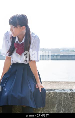 Studenti delle scuole superiori che parlano dell'Embankment Foto Stock