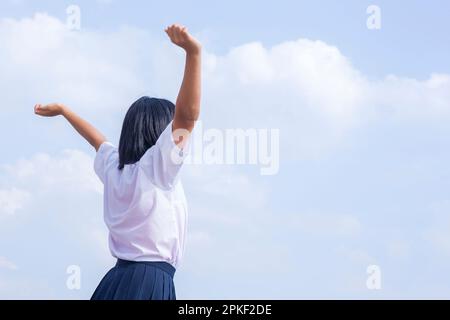 Gli studenti delle scuole superiori si allungano sull'Embankment Foto Stock