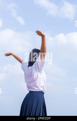 Gli studenti delle scuole superiori si allungano sull'Embankment Foto Stock