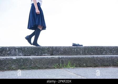 Studenti della scuola superiore junior che raccolgono le loro borse Foto Stock