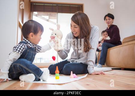 Relax in famiglia nel soggiorno Foto Stock