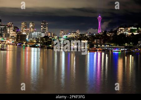 WA24177-00....WASHINGTON - Seattle's Space Needle e skyline della città a New Years Night 2022/2023. Lake Union in terreno boschito. Foto Stock