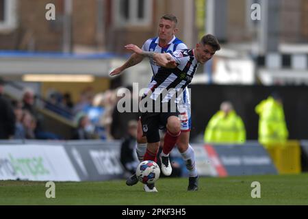 Gavan Holohan di Grimsby Town si allontana dal David Ferguson di Hartlepool United durante la partita della Sky Bet League 2 tra Grimsby Town e Hartlepool United a Blundell Park, Cleethorpes, venerdì 7th aprile 2023. (Foto: Scott Llewellyn | MI News) Foto Stock