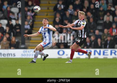 Connor Jennings di Hartlepool United cerca di ottenere la palla prima di Andy Smith di Grimsby Town durante la partita della Sky Bet League 2 tra Grimsby Town e Hartlepool United a Blundell Park, Cleethorpes venerdì 7th aprile 2023. (Foto: Scott Llewellyn | MI News) Foto Stock