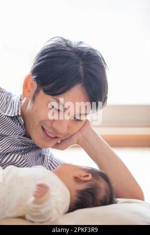 Il padre del bambino di alimentazione Foto Stock