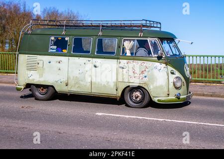 1957 50s anni '50 Splity, VW Volkswagen window furgone, vernice originale VW Split screen bus, originale bianco (Blauweis) su vernice verde velluto; attraversando ponte autostradale a Greater Manchester, Regno Unito Foto Stock