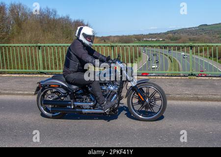 Harley-Davidson Fxbrs Breakout 114 1868 2; attraversando il ponte autostradale a Greater Manchester, Regno Unito Foto Stock