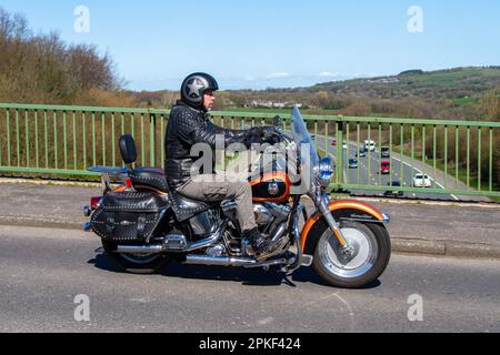 Harley-Davidson Flstc Heritage Softail CL; attraversando il ponte autostradale a Greater Manchester, Regno Unito Foto Stock