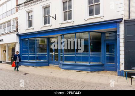 Un negozio chiuso e vuoto in Norfolk Street, King's Lynn. Foto Stock