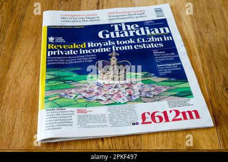 6 aprile 2023 la prima pagina del Guardiano rivela che la famiglia reale ha preso 1,2bn sterline in reddito privato dalle proprietà. Foto Stock
