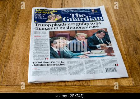 Il 5 aprile 2023 Guardian headline legge che Trump dichiara di non essere colpevole di 34 accuse in caso di denaro impetuato. Foto Stock