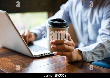 Uomini che usano i computer in un bar Foto Stock