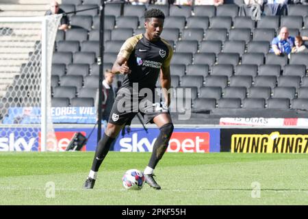 Milton Keynes, Regno Unito. 7th Apr 2023. Di'Shon Bernard di Portsmouth durante la prima metà della partita della Sky Bet League 1 tra MK Dons e Portsmouth allo stadio MK, Milton Keynes venerdì 7th aprile 2023. (Foto: John Cripps | NOTIZIE MI) Credit: NOTIZIE MI & Sport /Alamy Live News Foto Stock