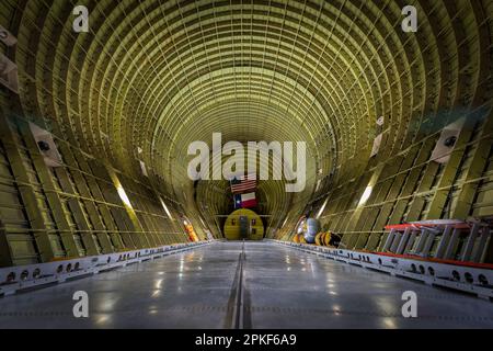 Una vista dalla coda verso l'abitacolo all'interno della stiva di carico di Aero Spacelines Super Guppy della NASA a El Paso, Texas. Foto Stock