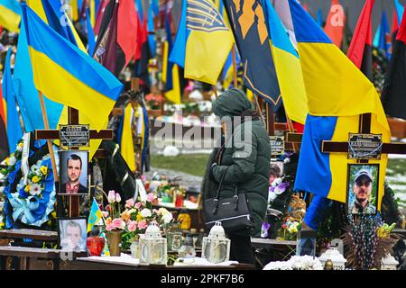 7 aprile 2023, Lviv, regione di Lviv, Ucraina: Una donna si ricorda su una tomba. Al cimitero di Lychakiv, nella parte sud-orientale di Lviv, Ucraina occidentale, il 7 aprile 2023. Il cimitero di Lychakiv è dove sono sepolti i corpi di centinaia di soldati ucraini morti in combattimento. I parenti dei defunti vengono a visitare le loro tombe poche settimane prima della Pasqua ortodossa, celebrata il 24 aprile in Ucraina. (Credit Image: © Adrien Fillon/ZUMA Press Wire) SOLO PER USO EDITORIALE! Non per USO commerciale! Foto Stock