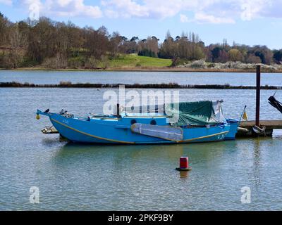 Melton, Woodbridge, Suffolk, Regno Unito - 7 aprile 2023: Imbarcazione blu de Vil ormeggiata a un molo. Foto Stock