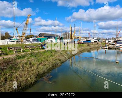 Melton, Woodbridge, Suffolk, UK - 7 Aprile 2023 : Barche nel cantiere di Melton. Foto Stock