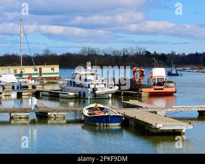 Melton, Woodbridge, Suffolk, UK - 7 Aprile 2023 : Barche nel cantiere di Melton. Foto Stock