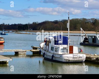 Melton, Woodbridge, Suffolk, UK - 7 Aprile 2023 : Barche nel cantiere di Melton. Foto Stock