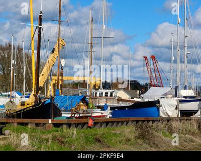 Melton, Woodbridge, Suffolk, UK - 7 aprile 2023 : Barche e gru nel cantiere di Melton. Foto Stock