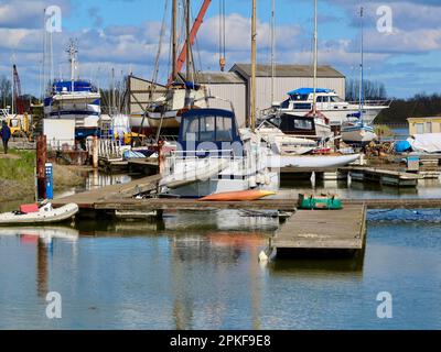 Melton, Woodbridge, Suffolk, UK - 7 Aprile 2023 : Barche nel cantiere di Melton. Foto Stock