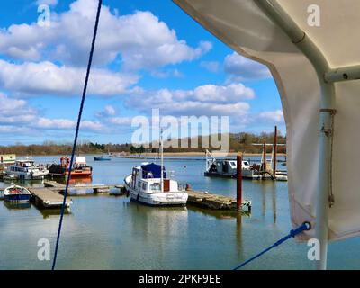 Melton, Woodbridge, Suffolk, UK - 7 aprile 2023 : la vista da sotto la tettoia di HMS vale, una nave navale svedese ritirata convertita in un caffè. Foto Stock