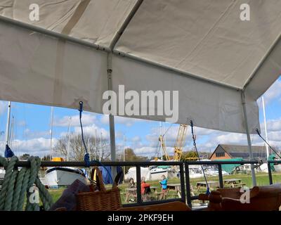 Melton, Woodbridge, Suffolk, UK - 7 aprile 2023 : la vista da sotto la tettoia di HMS vale, una nave navale svedese ritirata convertita in un caffè. Foto Stock