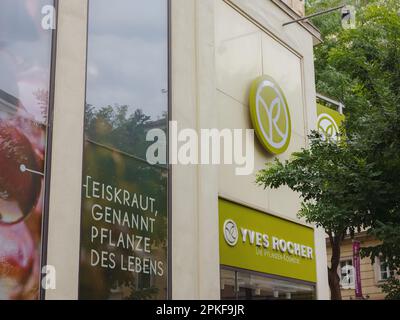 Vienna, Austria - 7 agosto 2022: Logo Yves Rocher e segno di testo negozio sulla parete del negozio marchio di bellezza francese Foto Stock