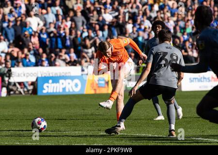 Josh Bowler #11 di Blackpool spara in gol durante la partita del campionato Sky Bet Blackpool vs Cardiff City a Bloomfield Road, Blackpool, Regno Unito, 7th aprile 2023 (Photo by Craig Thomas/News Images) Foto Stock