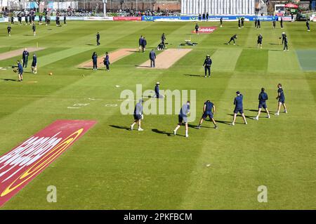 Hove, Regno Unito. 07th Apr, 2023. Hove, East Sussex, Regno Unito il 07 2023 aprile. I giocatori si scaldano all'inizio del giorno 2 della partita dei LV Insurance County Championships tra Sussex CCC e Durham CC al Central County Ground 1st, Hove, East Sussex, Regno Unito, il 07 2023 aprile. Credit: Francis Knight/Alamy Live News Foto Stock