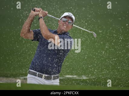 Augusta, Stati Uniti. 07th Apr, 2023. Phil Mickelson colpisce il bunker alla seconda buca durante il secondo round del torneo Masters all'Augusta National Golf Club di Augusta, Georgia, venerdì 7 aprile 2023. Foto di Bob strong/UPI Credit: UPI/Alamy Live News Foto Stock