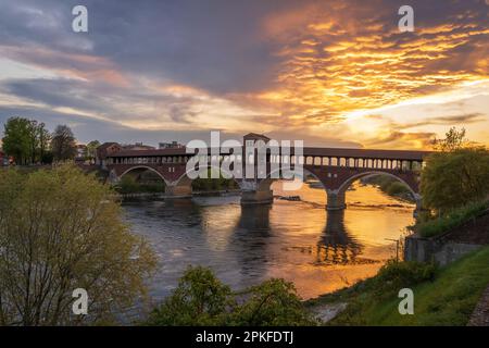 Ponte Coperto (ponte coperto) sul fiume Ticino a Pavia al tramonto, Lombardia, italia. Foto Stock