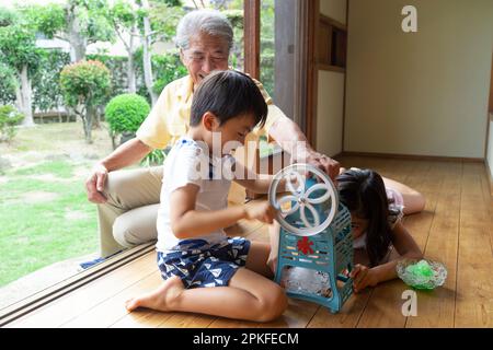 Fratello e nonno mangiano ghiaccio rasato Foto Stock