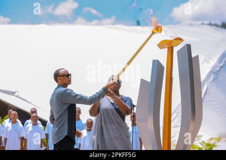 (230407) -- KIGALI, 7 aprile 2023 (Xinhua) -- il presidente ruandese Paul Kagame e la prima signora Jeannette Kagame illuminano una fiamma di ricordo durante la commemorazione del 29th° anniversario del genocidio del 1994 contro Tutsi al Memoriale del genocidio di Kigali a Kigali, Ruanda, 7 aprile 2023. Venerdì il Ruanda ha iniziato la commemorazione del 29th° anniversario del genocidio del 1994 contro il gruppo etnico tutsi, che ha lasciato oltre un milione di morti, con il presidente Paul Kagame che chiede l'autodeterminazione per costruire un paese migliore e più prospero attraverso l'unità, il duro lavoro e la perseveranza. (Phot Foto Stock