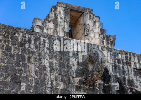 Cestino del gioco della palla dalla città Maya di Chichen Itza nella penisola dello Yucatan in Messico. È un'antica città Maya dove la piramide, il tempio e. Foto Stock