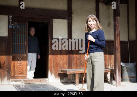 Coppia anziana in una casa di campagna Foto Stock