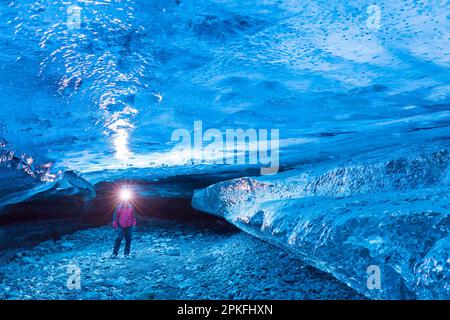 Visita turistica alla grotta di ghiaccio naturale di cristallo nel ghiacciaio di Breiðamerkurjökull / Breidamerkurjokull nel Parco Nazionale di Vatnajökull, Islanda Foto Stock