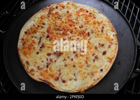 Tarte flambee fresco dal forno Foto Stock