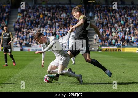 Sean Raggett di Portsmouth diventa irto con Milton Keynes Dons Conor Grant durante la seconda metà della partita della Sky Bet League 1 tra MK Dons e Portsmouth allo Stadio MK, Milton Keynes venerdì 7th aprile 2023. (Foto: John Cripps | NOTIZIE MI) Credit: NOTIZIE MI & Sport /Alamy Live News Foto Stock