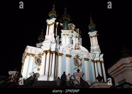 Chiesa di Sant'Andrea, costruita nel 1747-1754, progettata da Bartolomeo Rastrelli, esempio di barocco elisabettiano, illuminata di notte, Kiev, Ucraina Foto Stock