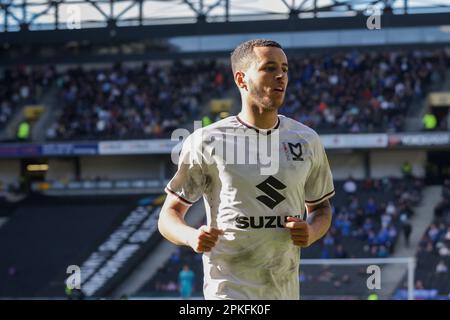 Milton Keynes Dons Nathan Holland durante la seconda metà della partita della Sky Bet League 1 tra MK Dons e Portsmouth allo stadio MK, Milton Keynes venerdì 7th aprile 2023. (Foto: John Cripps | NOTIZIE MI) Credit: NOTIZIE MI & Sport /Alamy Live News Foto Stock