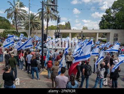 Proteste civili nella città di Rehovot Israele contro i cambiamenti previsti del governo israeliano nell'alta corte di giustizia Foto Stock