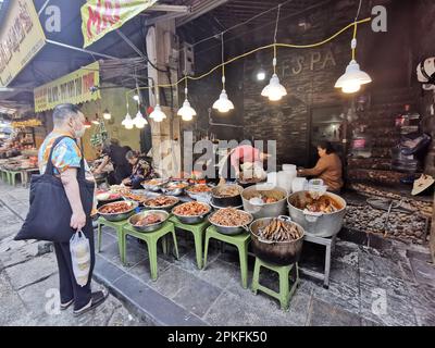 Hanoi, Vietnam. 26th Feb, 2023. Un negozio in una strada nel quartiere Vecchio vende una varietà di specialità di pesce e frutti di mare. Credit: Alexandra Schuler/dpa/Alamy Live News Foto Stock